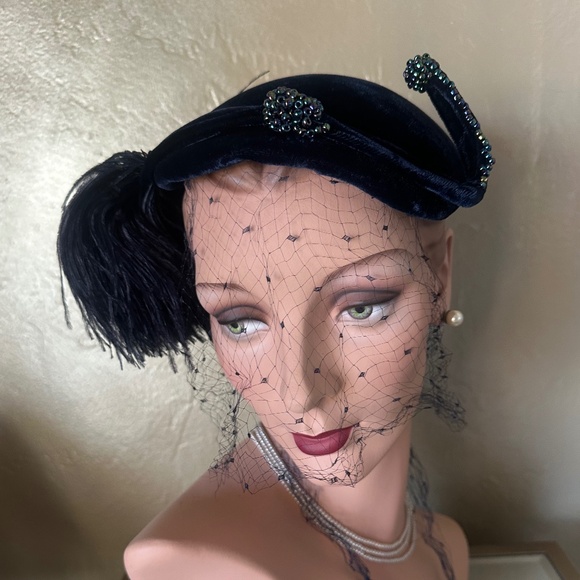 REGAL 1950's NAVY VELVET COCKTAIL HAT + BEADING FEATHER POUFF & VEIL